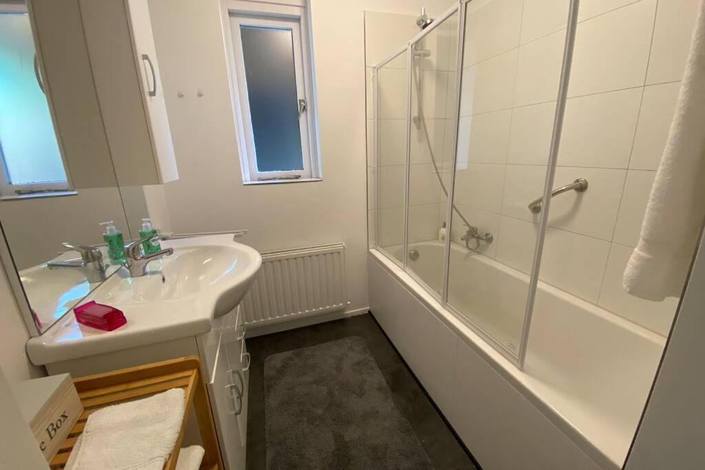 Traumhaftes Geraeumiges Ferienhaus In Meernaehe Bruinisse Exteriör bild